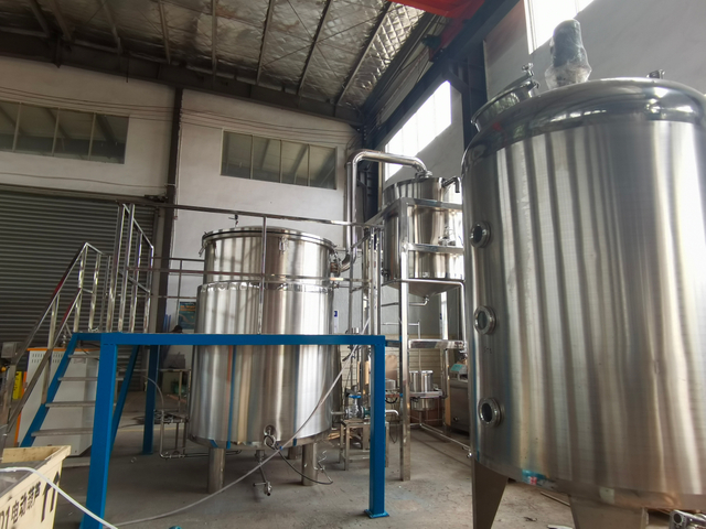 Production Type 2000L Herbal Plant Essential Oil Extraction Equipment