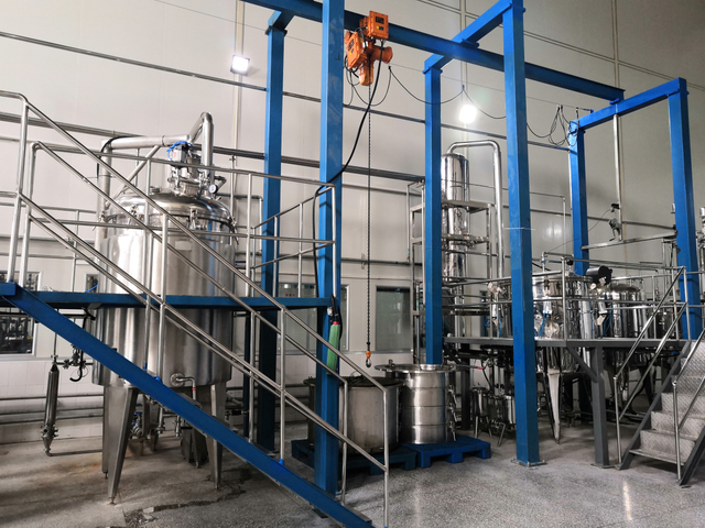 Production Type 5000L Herbal Plant Essential Oil Extraction Equipment