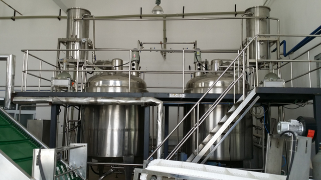 Production Type 3000L Herbal Plant Essential Oil Extraction Equipment