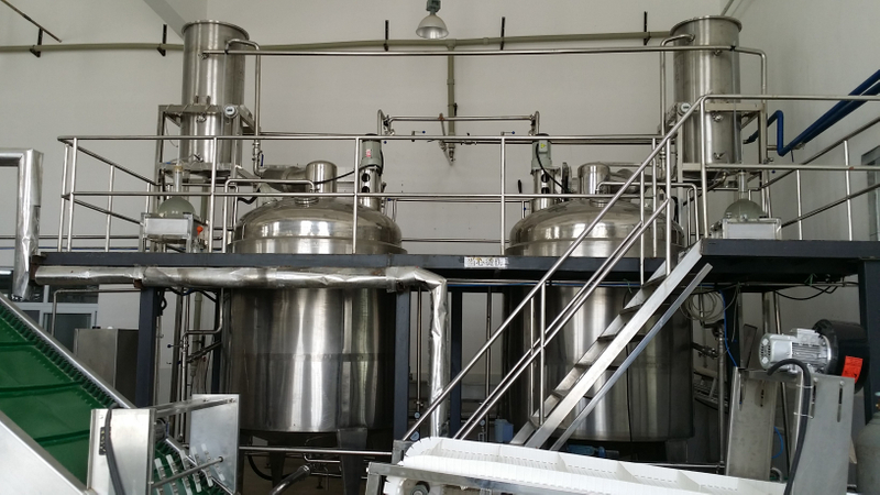 Production Type 3000L Herbal Plant Essential Oil Extraction Equipment